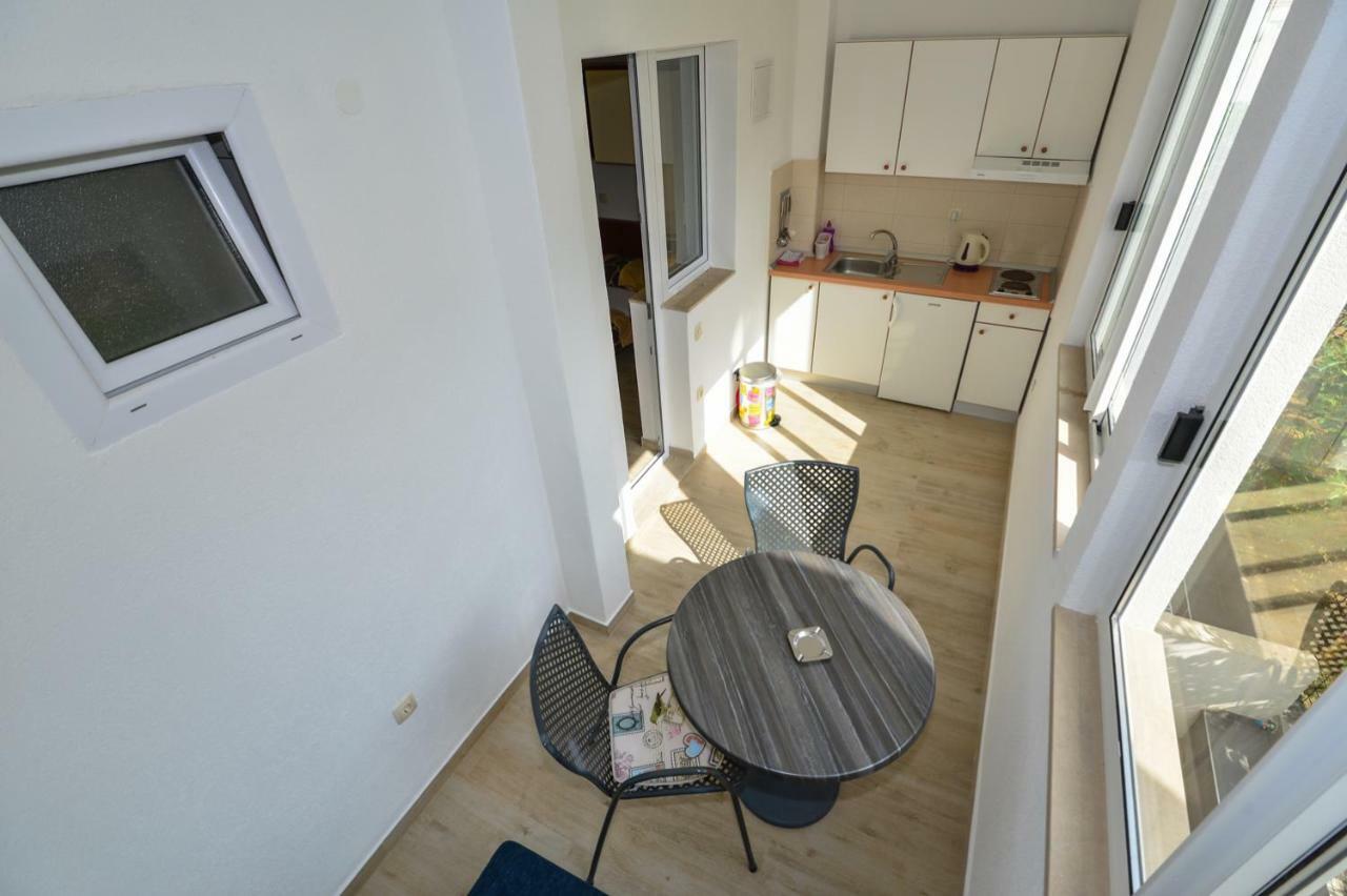 Apartmani Dina Макарска Экстерьер фото