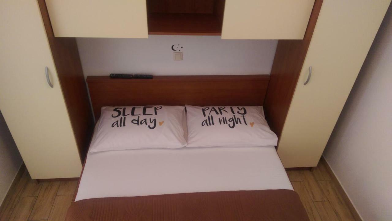 Apartmani Dina Макарска Экстерьер фото