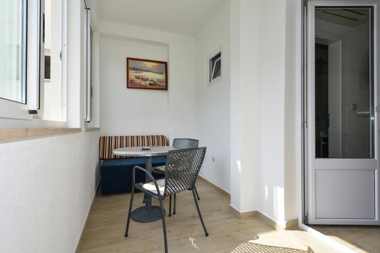 Apartmani Dina Макарска Экстерьер фото